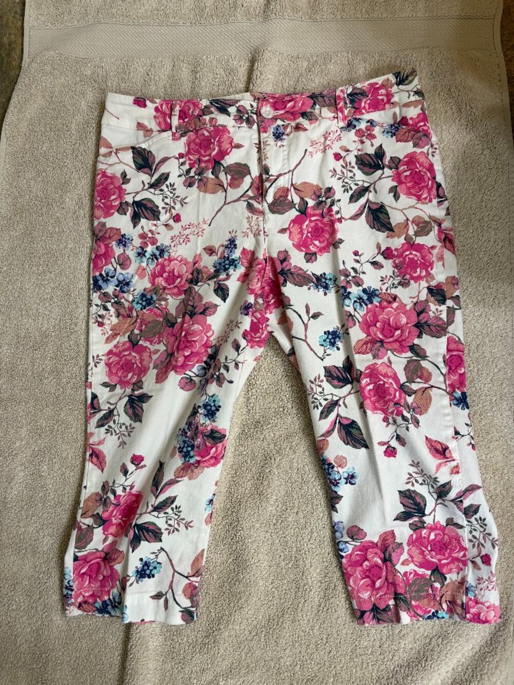 St. John's Bay Floral Capri Pants - Size 14
